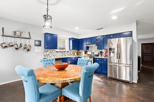 Building Photo - 4702 Gray Fox Dr