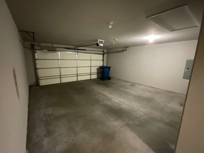 Building Photo - COMING SOON: Beautiful 3BR/2BA Home in Jop...