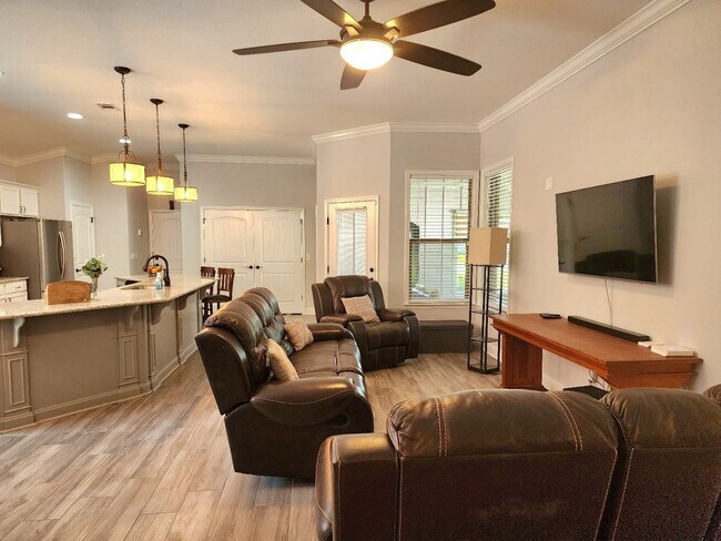 Building Photo - Luxurious 3 Bedroom, 2 Bath Home in the Ex...