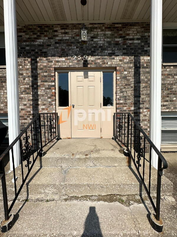 Building Photo - 2591 Parkview St