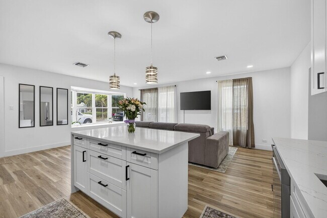 Building Photo - 701 37th St