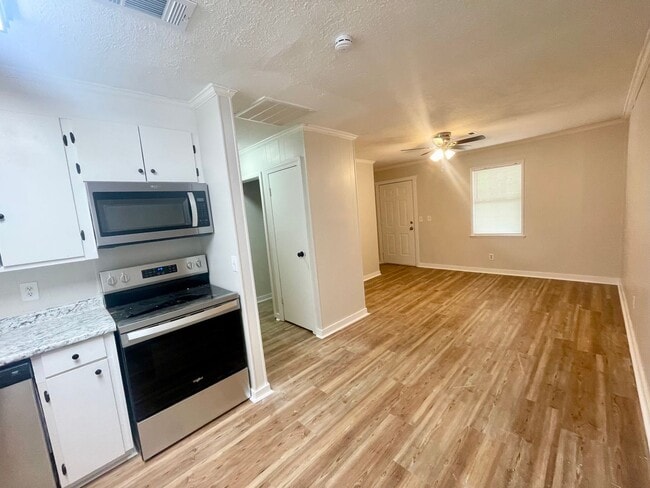 Building Photo - 2 Bed, 1 Bath Available NOW in Brandon!