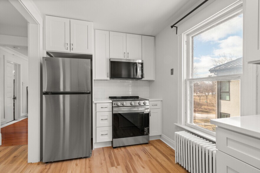 Building Photo - 1121 Leonard Pl