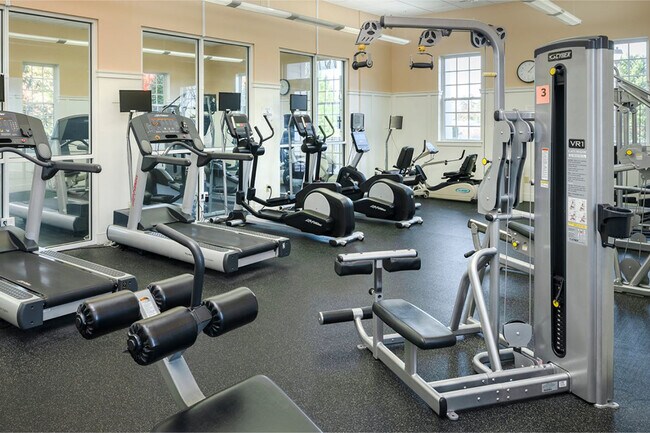 Building Photo - Executive Luxury Living at Colonial Heritage