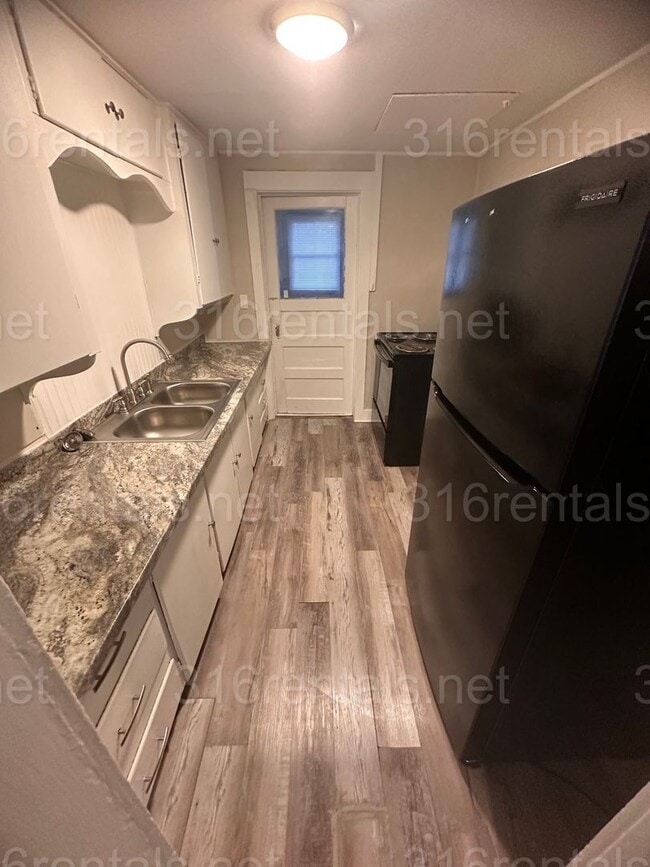 Building Photo - $775 - 2 bedroom / 1 bathroom - Single Fam...