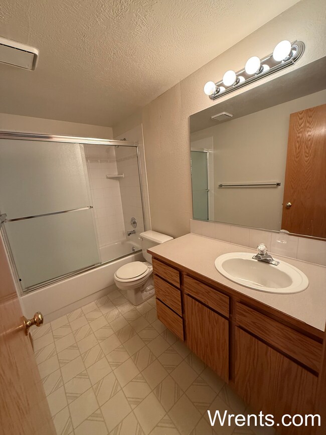 Building Photo - Available NOW!!!!! 3200 sqft home with Gol...