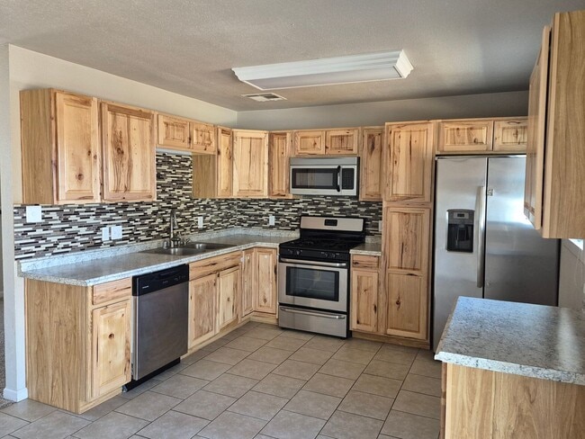 Building Photo - Beautiful 3 bedroom 2 bathroom home