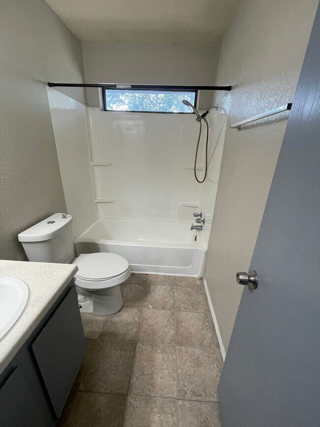 Building Photo - Beautiful 2bed/1bath Apartment Home