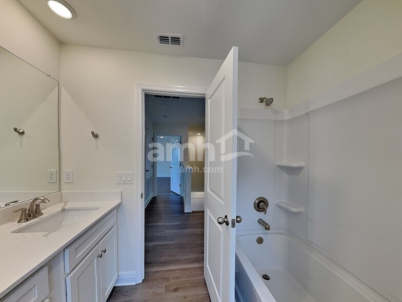 Building Photo - 5943 Pinewood Ests Dr