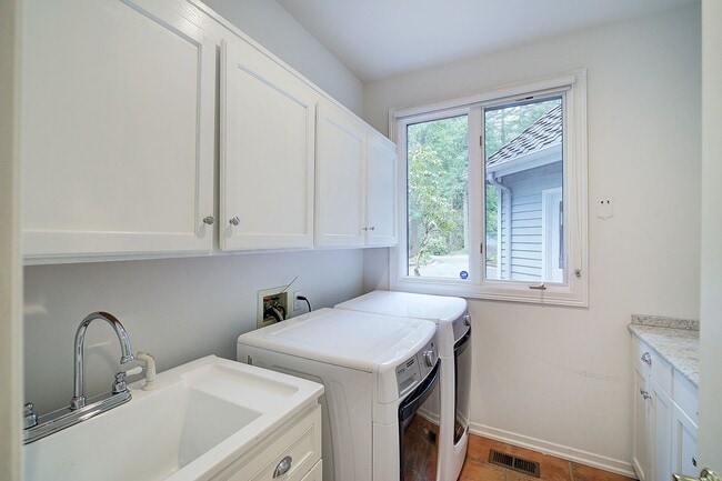 Building Photo - 4bd/3.5ba North Bend Home