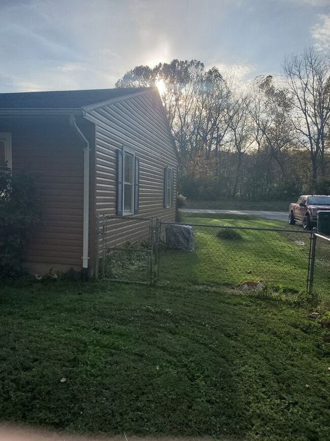 Building Photo - 3 Bed 1 Bath, Washer Dryer Hookup , Fenced in yard $1300 , $2800 to move in