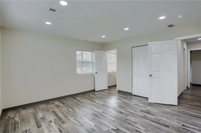 Building Photo - 102 Kathleen Dr