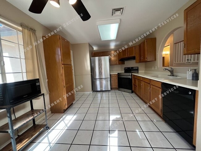 Building Photo - BEAUTIFUL 4 BEDROOM 3 BATHROOM HOME IN PHO...