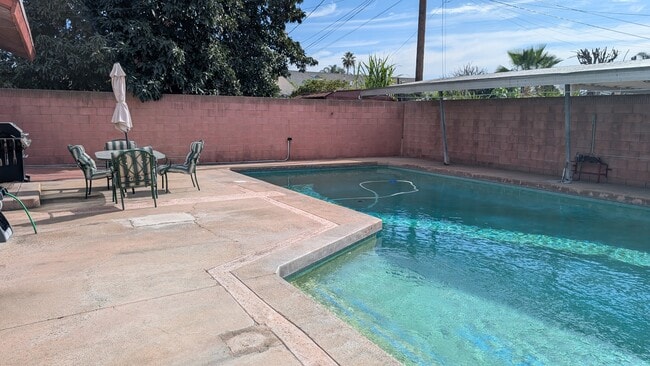 Building Photo - 1618 S Meeker Ave