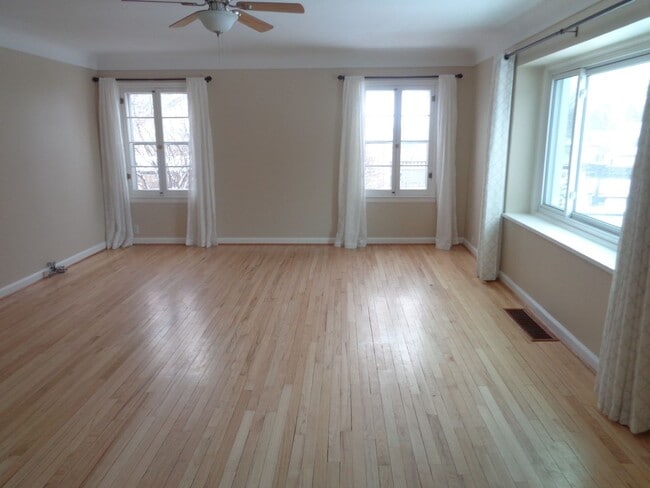 Building Photo - 3 Bedroom House with Hardwoods on West End
