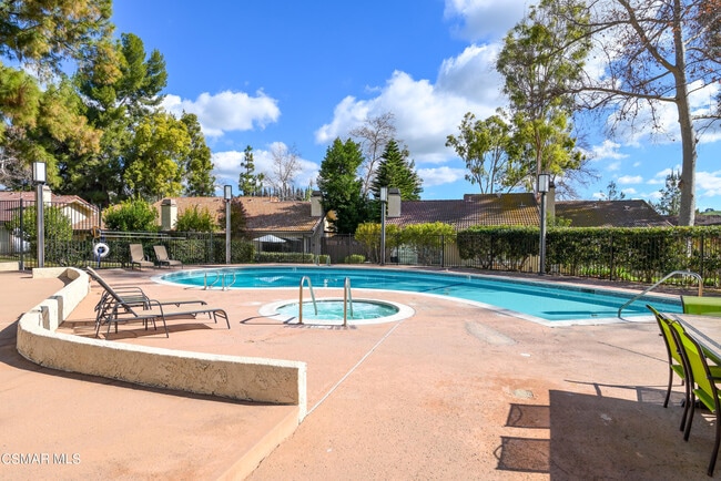 Building Photo - 2 Sparrowhawk Ln