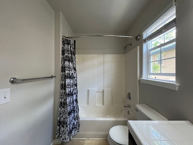 Building Photo - Charming 3 bedroom home in Paso Robles