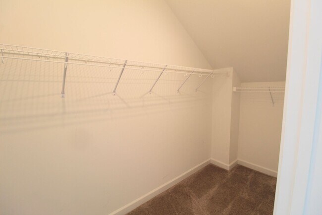 Building Photo - 3 bedroom town home with a finished basement and garage located in popular Preston Lakes