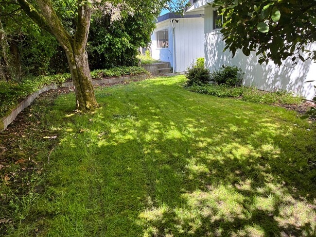 Building Photo - 3001 Oakes Ave