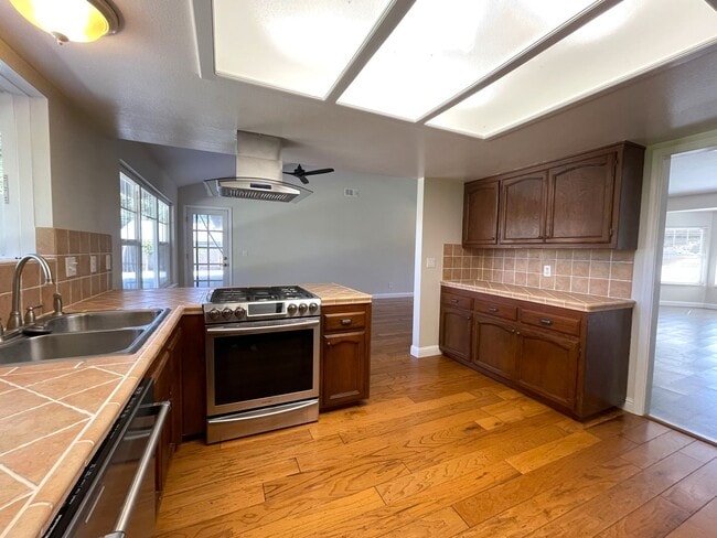 Building Photo - Beautiful Mesa Oaks Home
