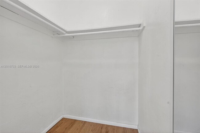 Building Photo - 1003 NE 110th St