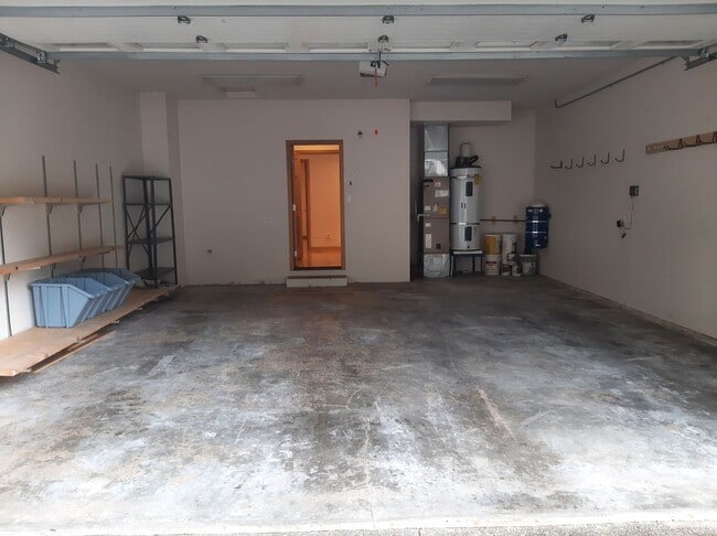 Building Photo - Golf course views, 3 bed 2 bath rambler!
