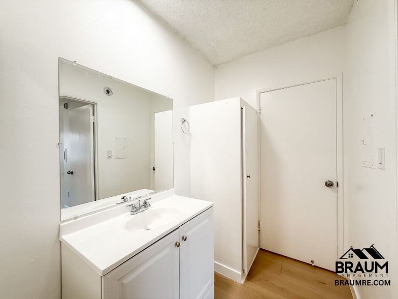 Building Photo - 5461 Kester Ave