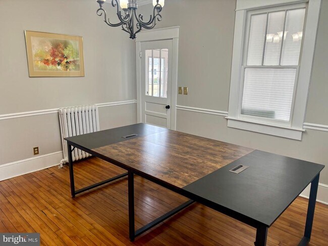 Building Photo - 2511 Charles St