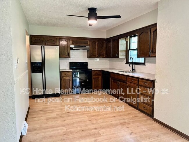 Building Photo - 3868 SW Harbor Dr