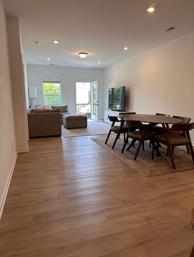 Building Photo - 930 Millstream Dr