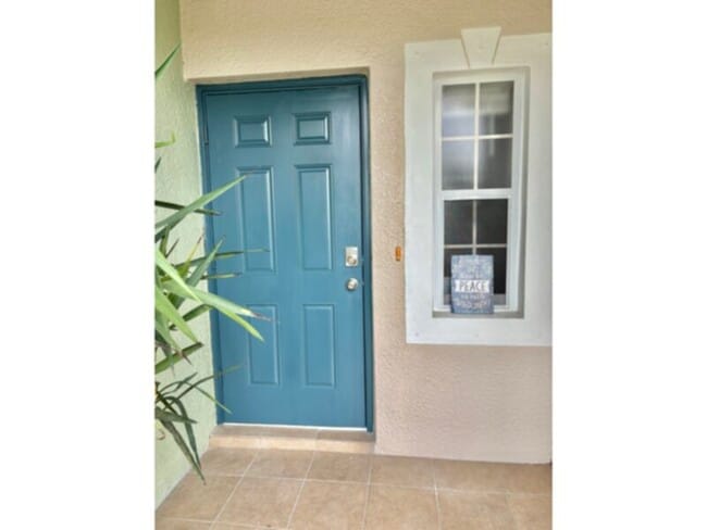Building Photo - Available Now!  3 bedroom/2.5 Bath Townhome