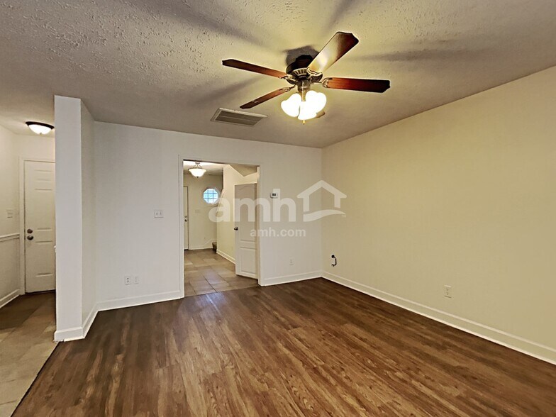 Building Photo - 1504 Beaconcrest Cir