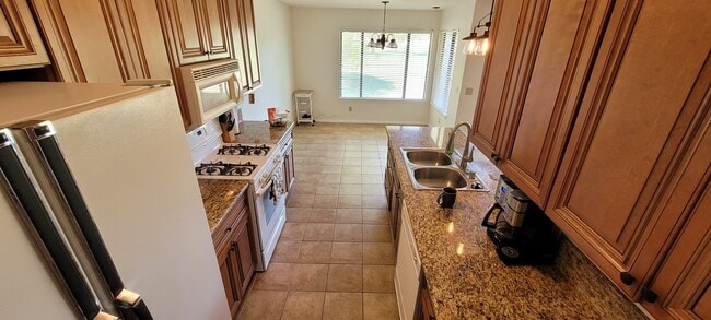 Building Photo - 27535 Lakeview Dr