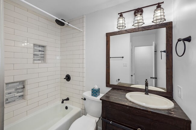 Building Photo - 115 Country Club Dr