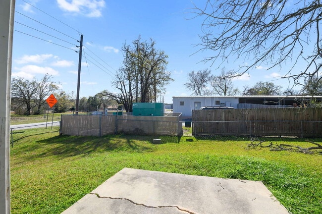 Building Photo - 203 Paradise Ln