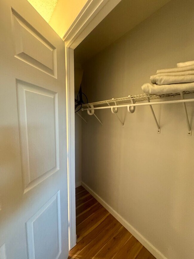 Building Photo - Cozy 1 Bedroom / 1 Bath Condo/DECEMBER MOVE IN SPECIAL