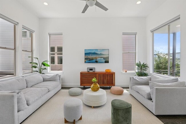 Building Photo - 6013 Florencia Ln