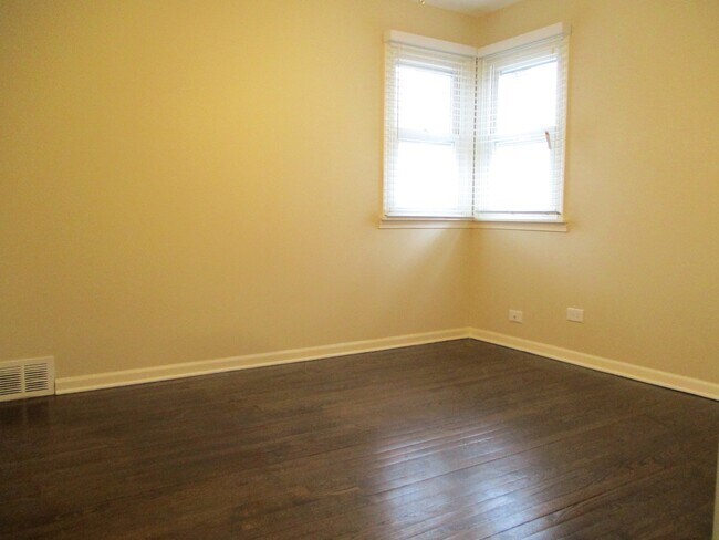 Building Photo - 448 Midway Dr