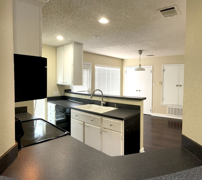 Building Photo - Anderson Mill Home 2 blocks from Noel Gris...