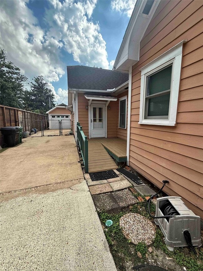 Building Photo - 604 E 17th St