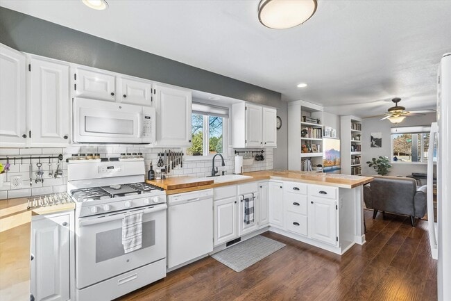 Building Photo - Low-Maintenance Upgraded 3-Bedroom Home Near Downtown Loveland