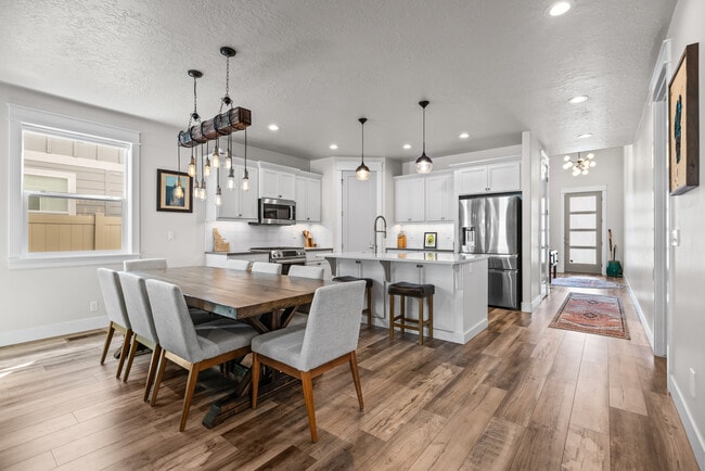 Building Photo - 3340 W Lassen Dr