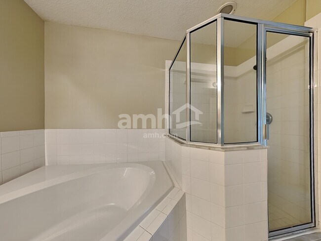 Building Photo - 24446 Landing Dr