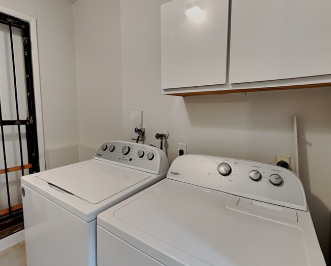 Building Photo - 3801 1/2 W Palmira Ave