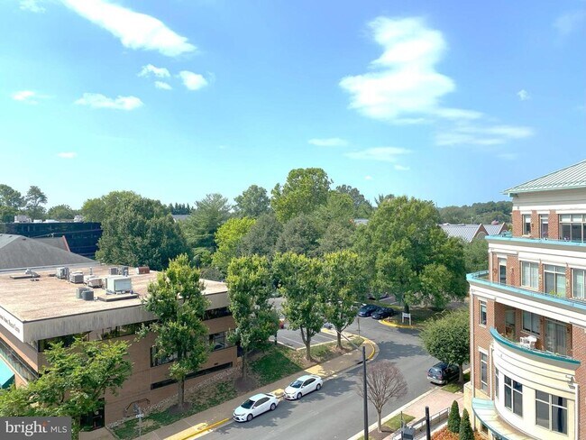 Building Photo - 6718 Lowell Ave