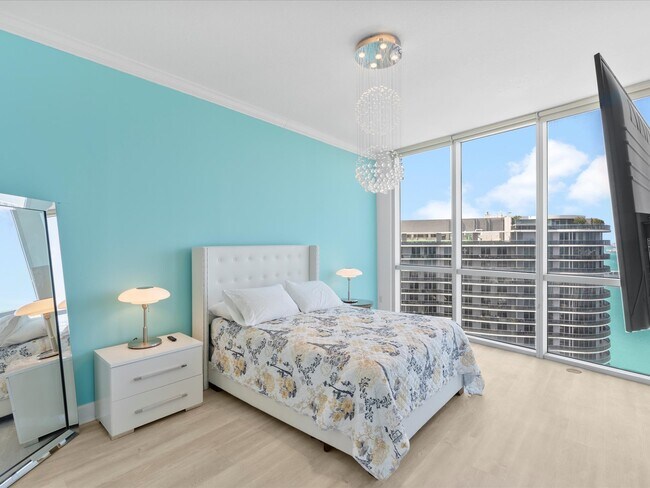 Building Photo - 1750 N Bayshore Dr