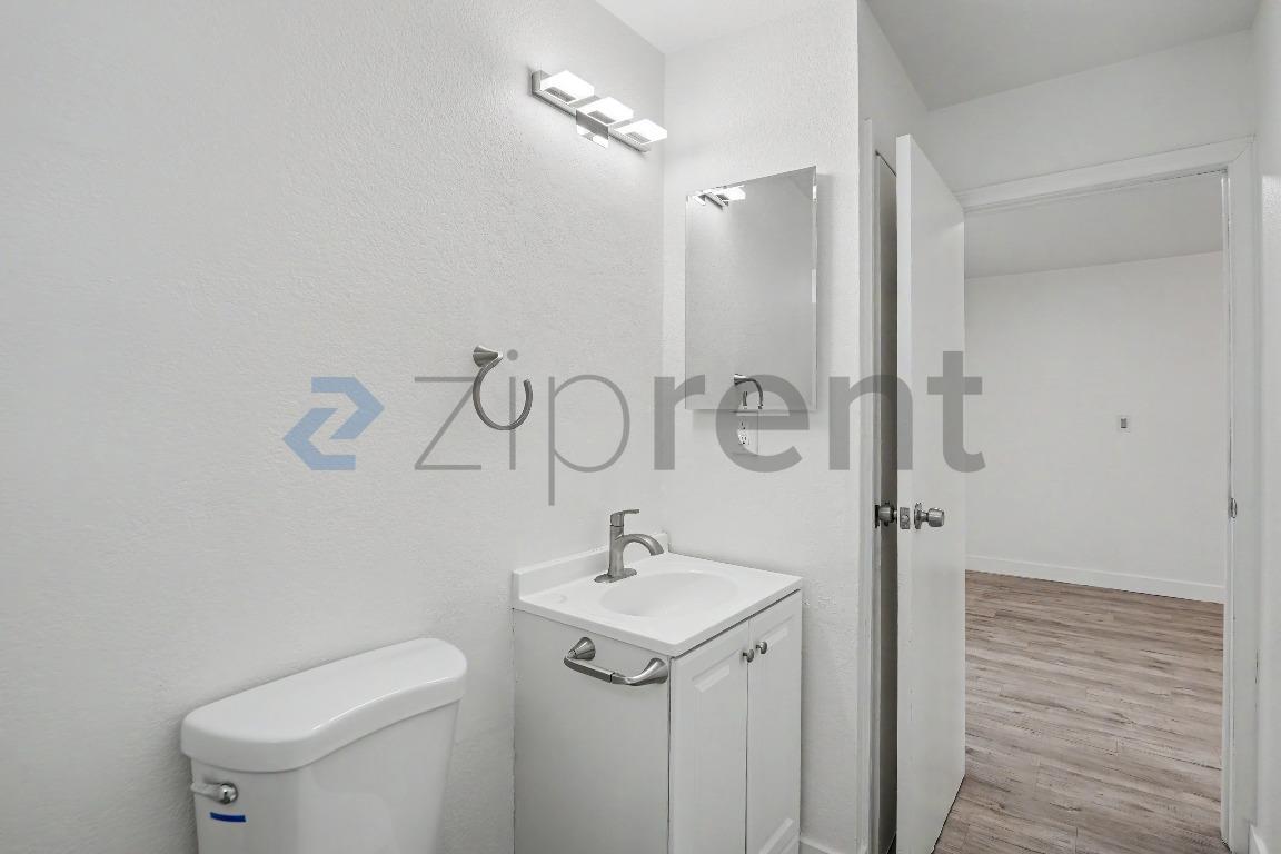 Building Photo - Unit
