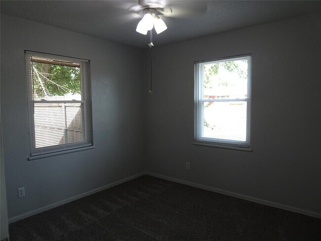 Building Photo - 2305 Maple Dr