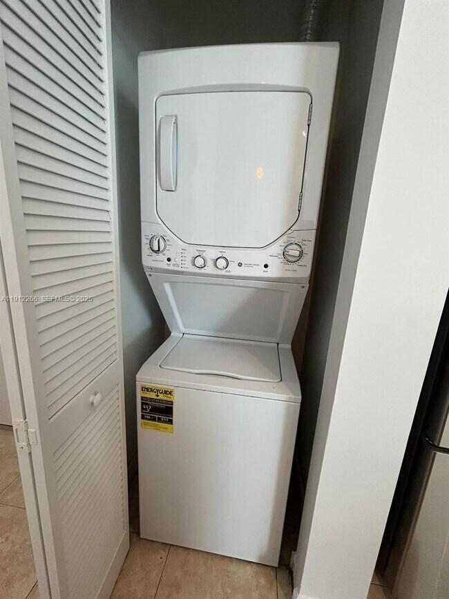 Building Photo - 2525 SW 3rd Ave