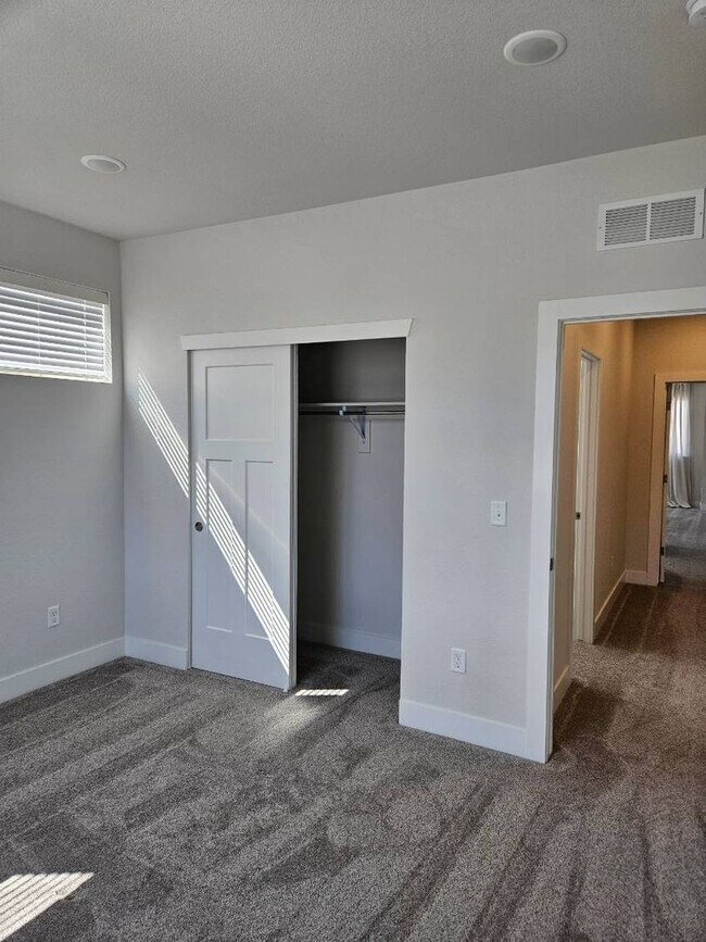 Building Photo - Beautiful 3 bedroom Condo